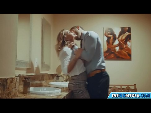 ❤️ Nuair a mheallann blonde busty tú i seomra scíthe poiblí ❤️ Porn linn ☑